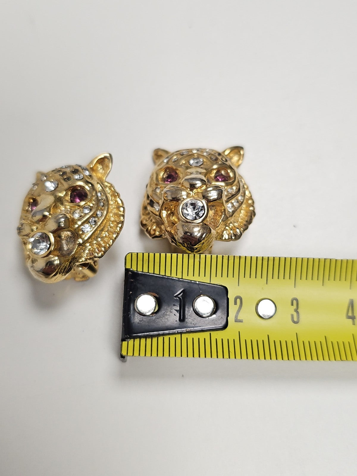 Paire de boucles d?oreilles anciennes vintage en métal doré et strass rétro