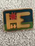 Pin's vintage HE logo soleil personnages émaillé rectangulaire (Ref 9)