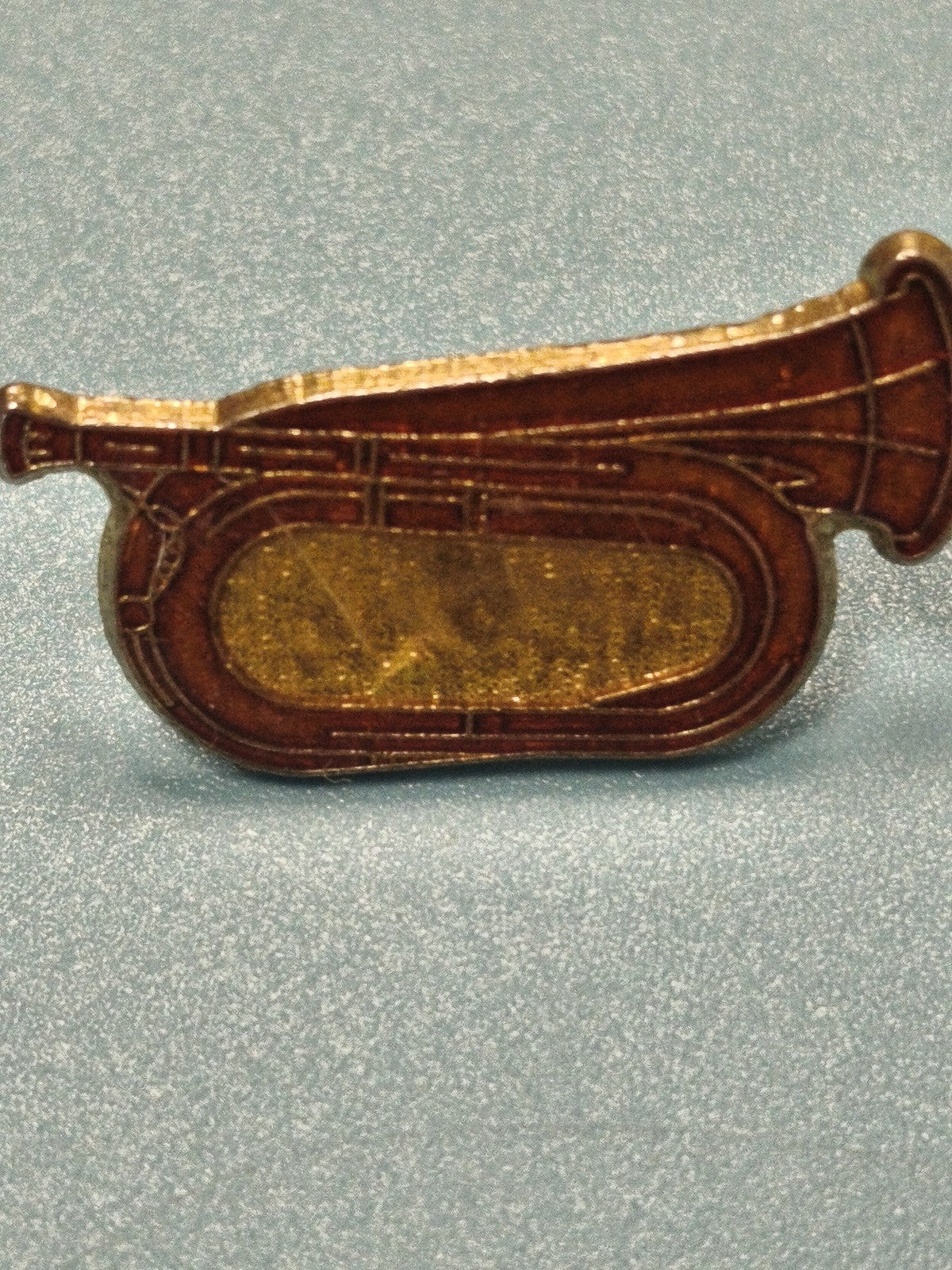 Vintage pin's trompette émaillé marron doré, accessoire musique collection