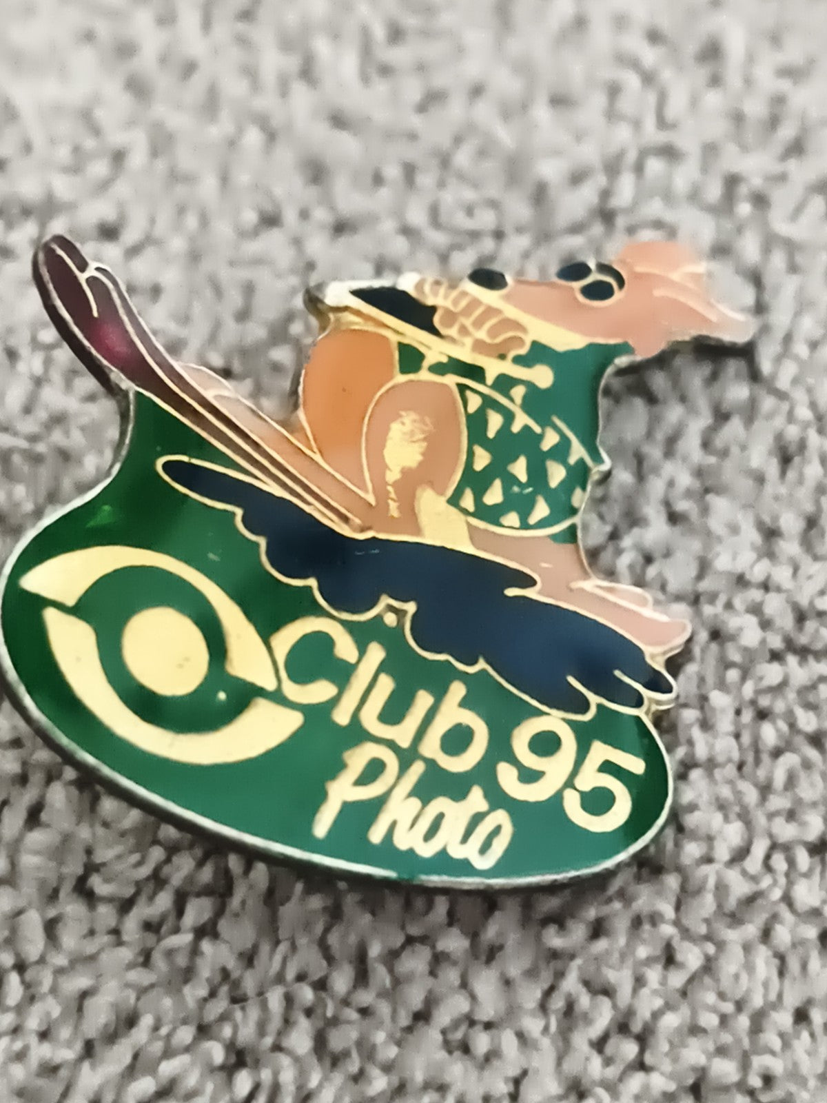 Pin's vintage Club 95 Photo, émaillé, personnage animal, années 90