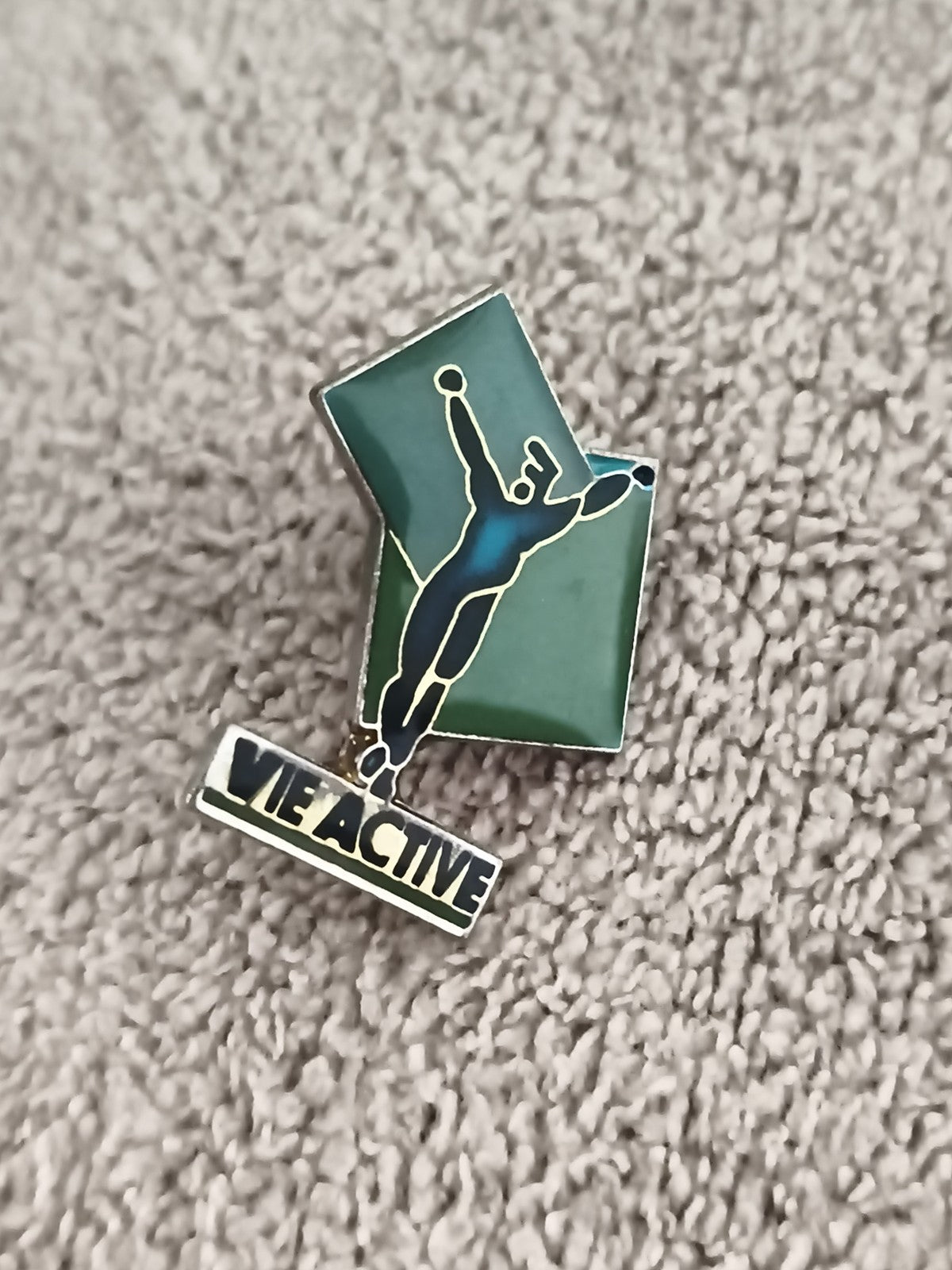 Pin's vintage sport Vie Active bleu vert émaillé années 90 (Ref 3)