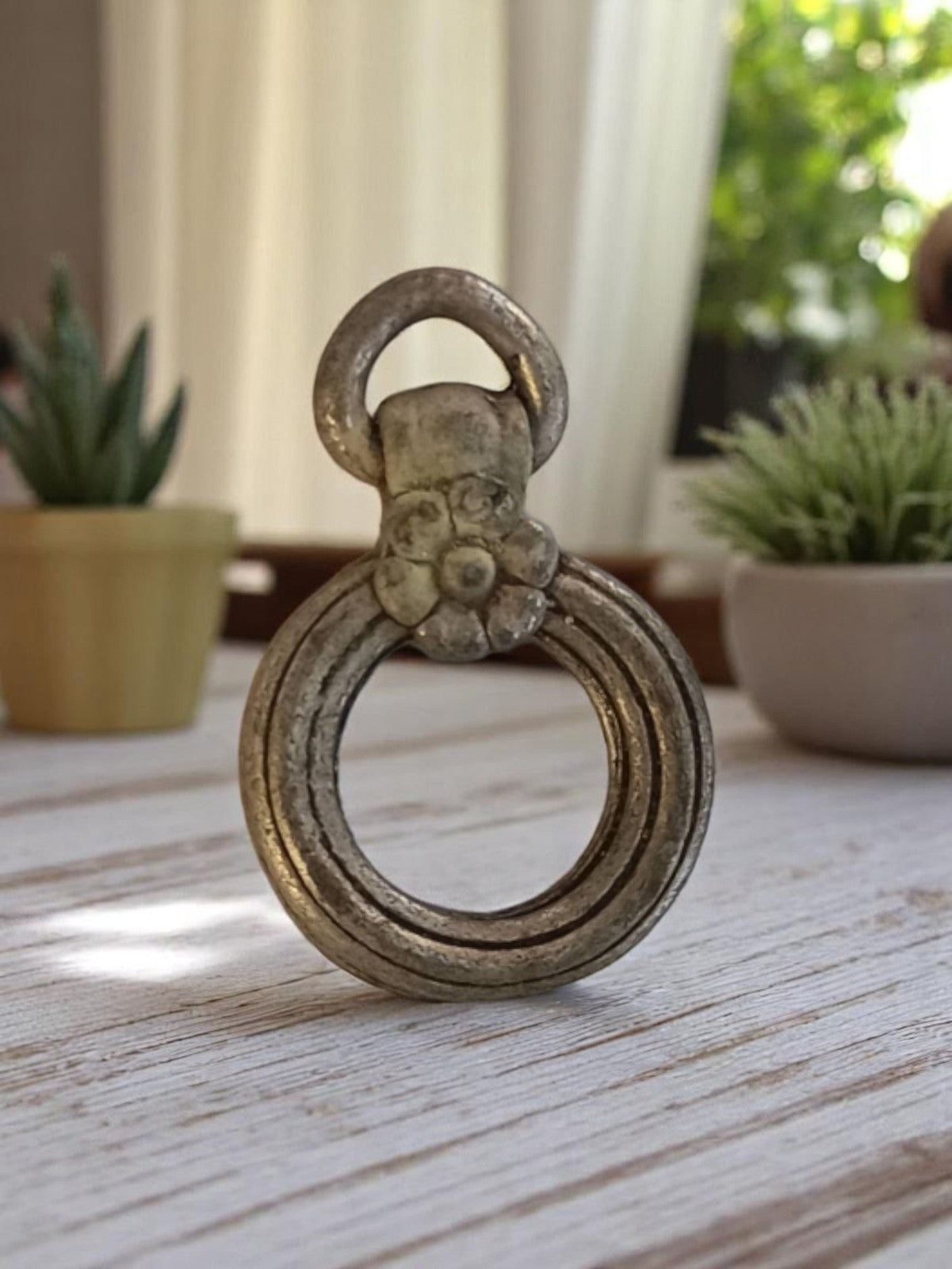 Pendentif vintage rond métal argenté motif fleur années 1950 deadstock