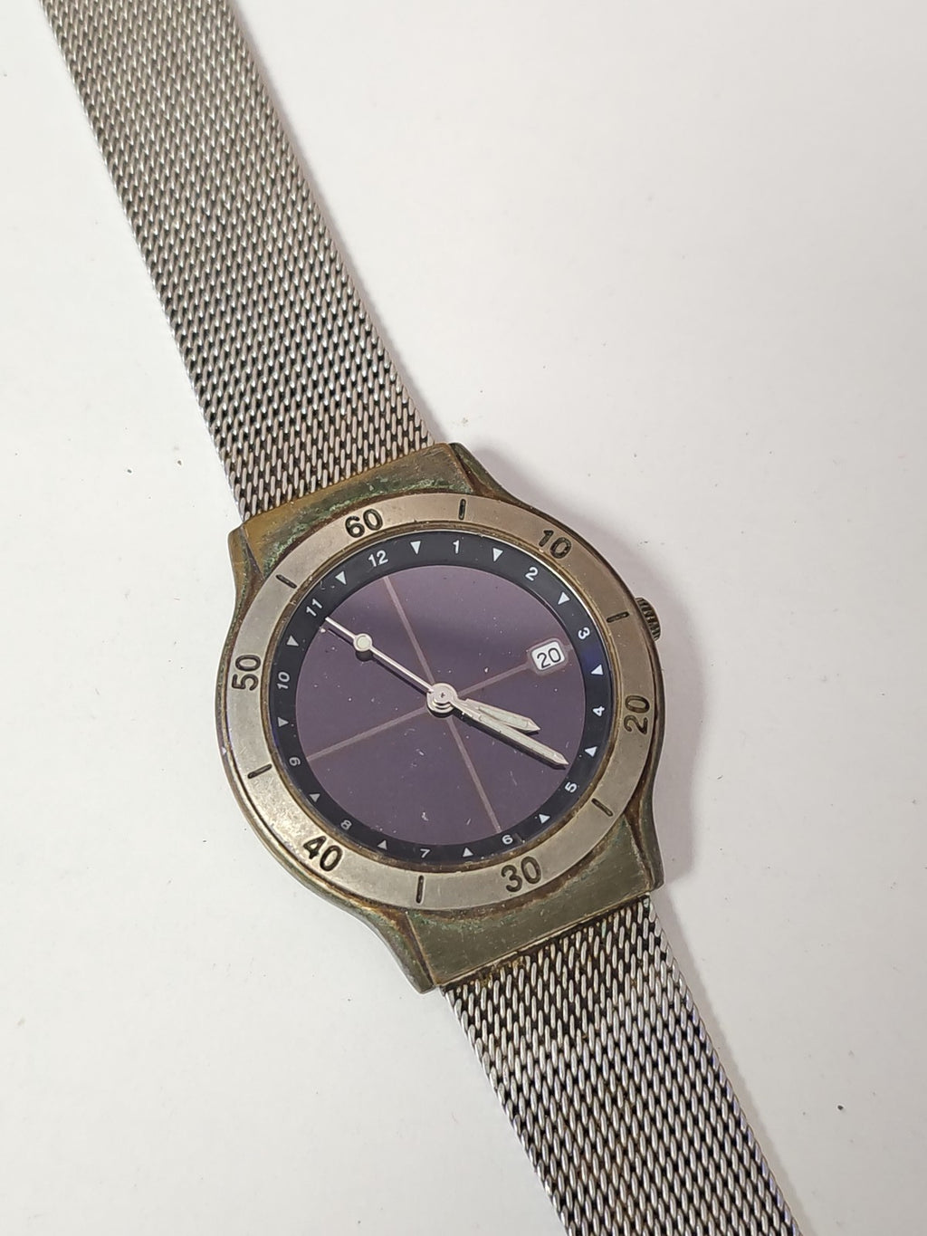 Montre femme rétro ancienne, vintage, élégante, accessoire d'époque fonctionnel