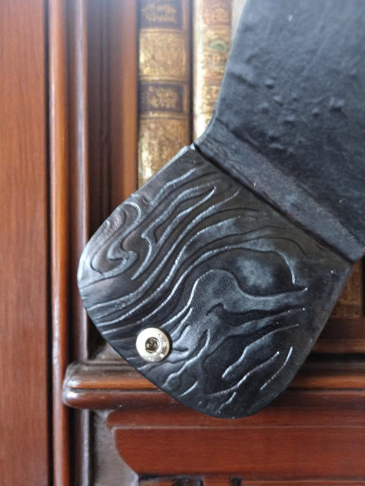Porte-monnaie vintage en cuir embossé, accessoire rétro ancien, motif texturé