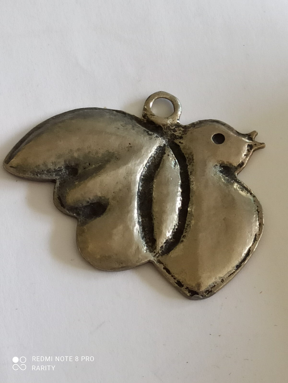 Pendentif oiseau vintage Cacharel, finition métal argenté, bijou classique