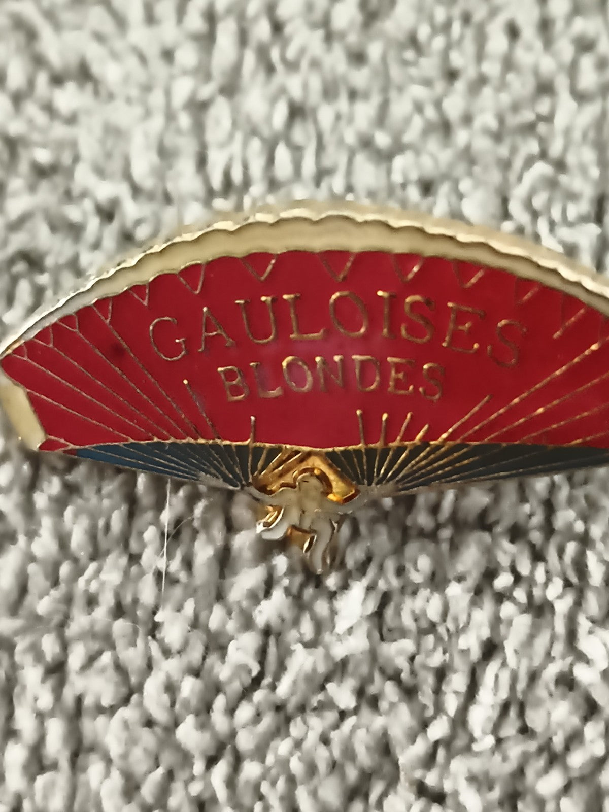 Pin's vintage Gauloises Blondes aile delta rouge doré publicité (Ref 1)