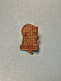Vintage pin's BASIC HOMME tête profil quadrillée rouge doré collection (Ref 6)