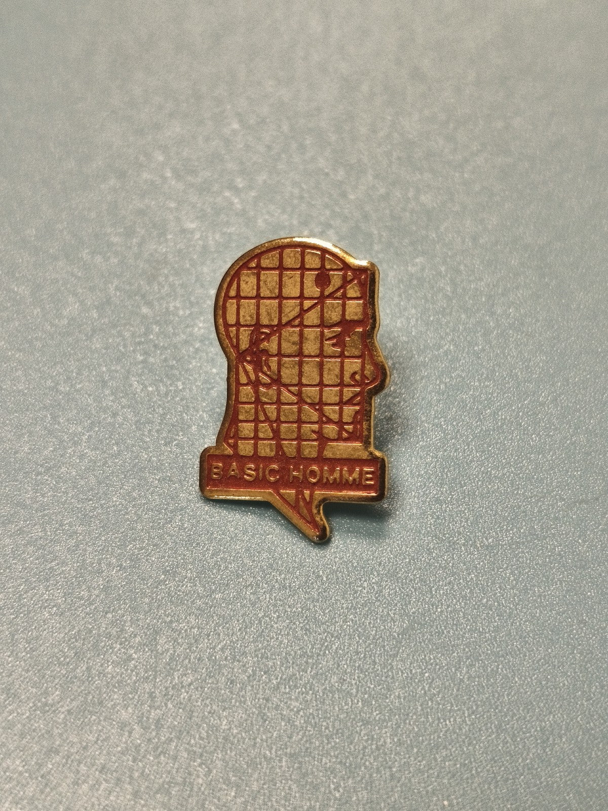 Vintage pin's BASIC HOMME tête profil quadrillée rouge doré collection (Ref 6)