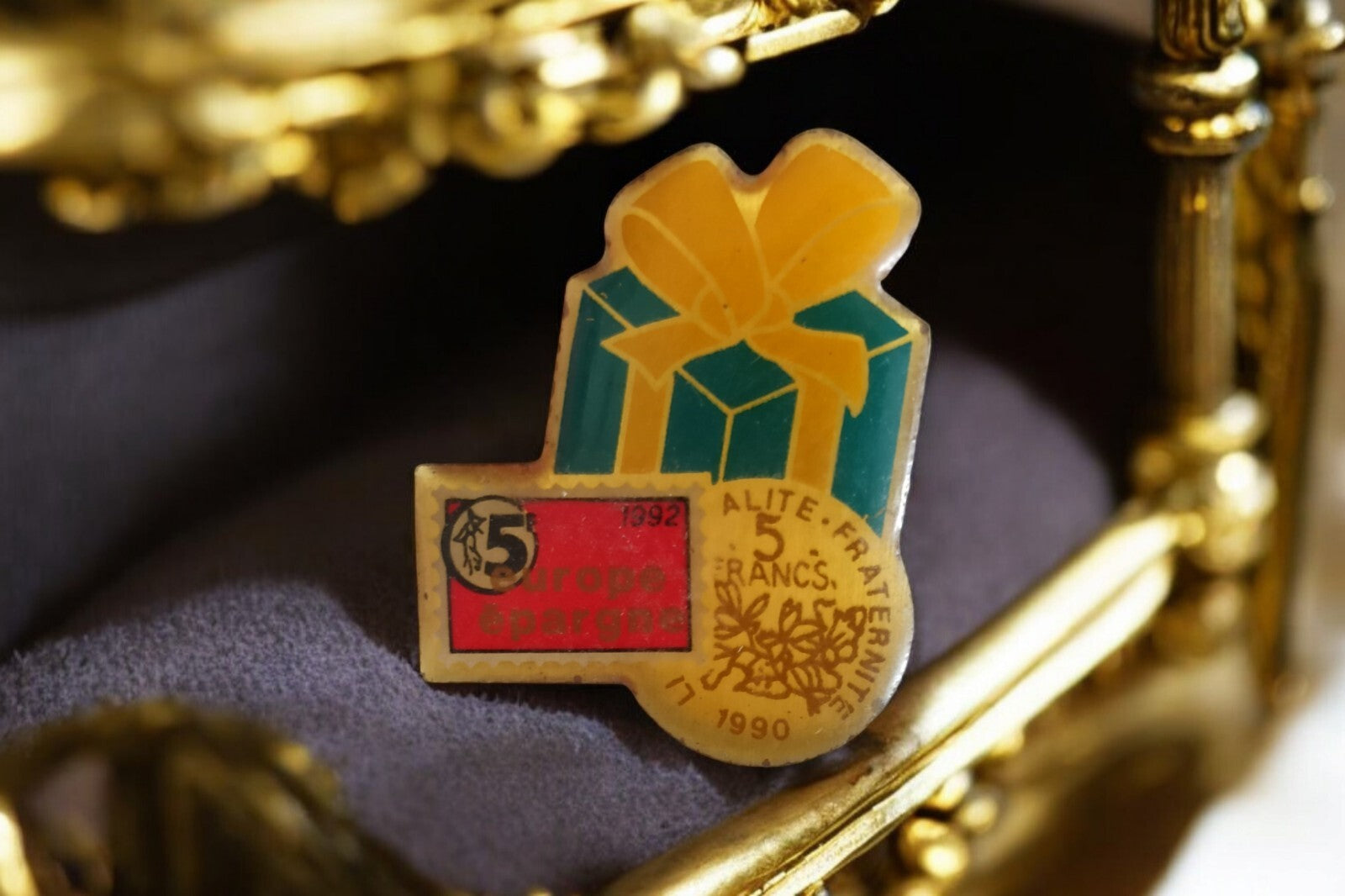 Pin's vintage Europe Épargne 5 francs 1990 cadeau souvenir années 90