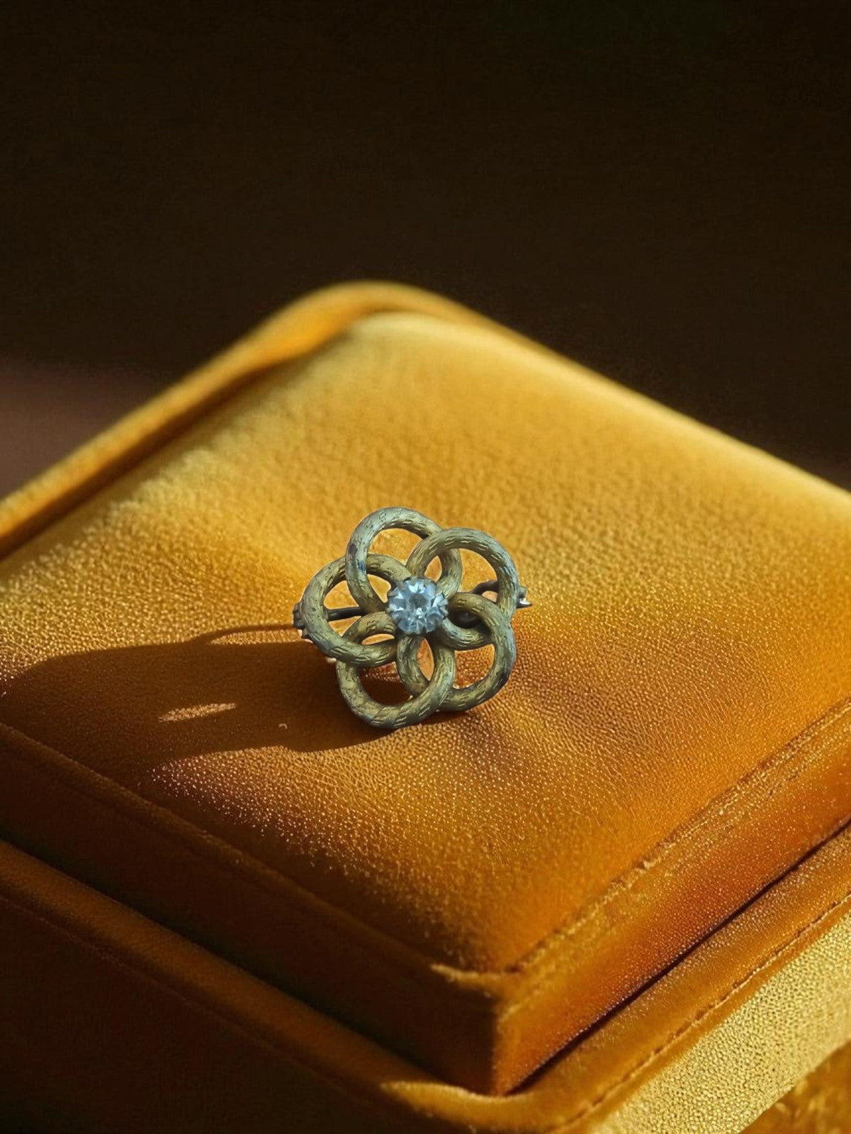 Broche fleur rétro dorée à strass, bijou vintage années 40, ancien accessoire