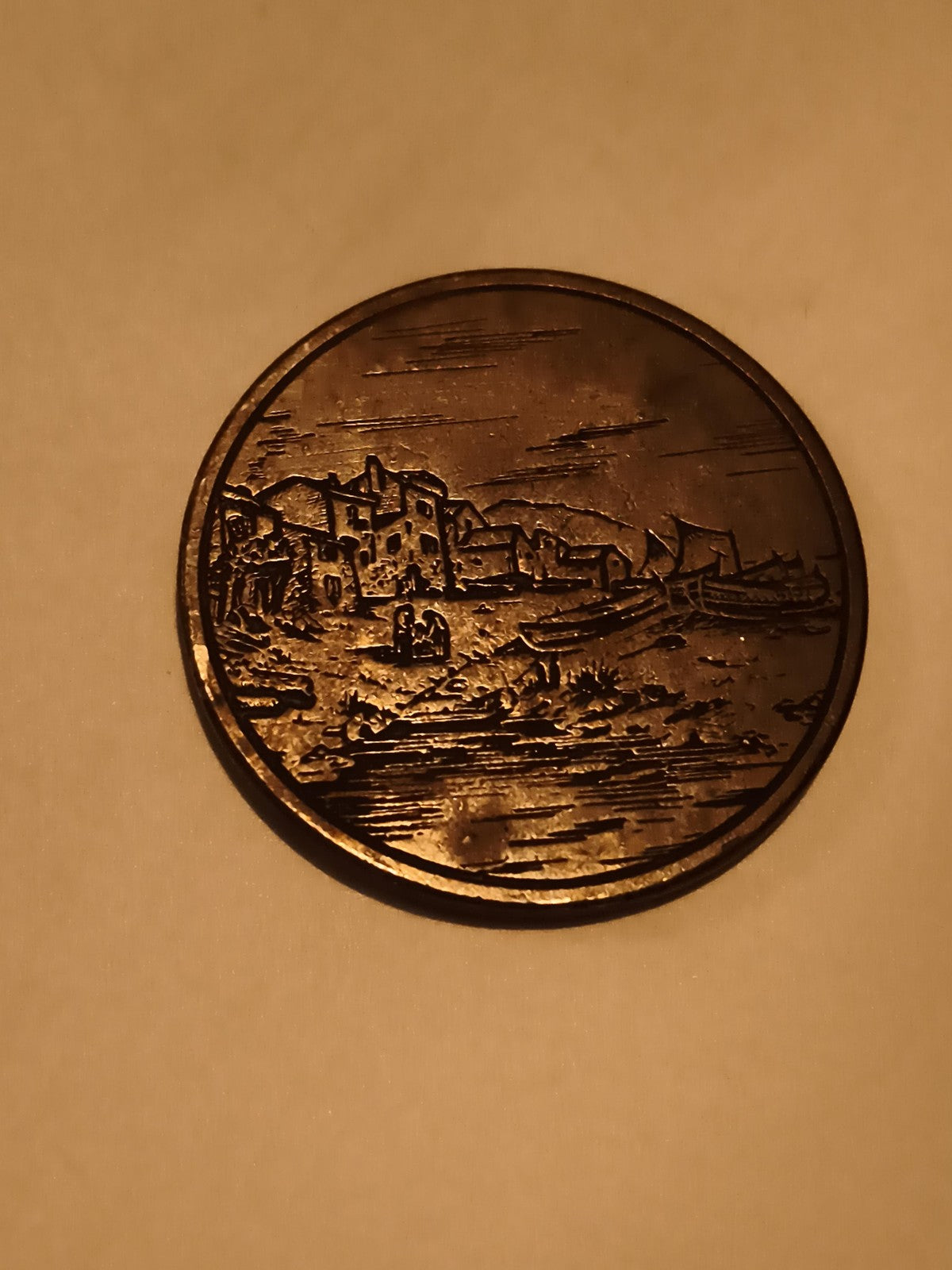 Médaille décorative paysage portuaire relief, aspect bronze, scène maritime