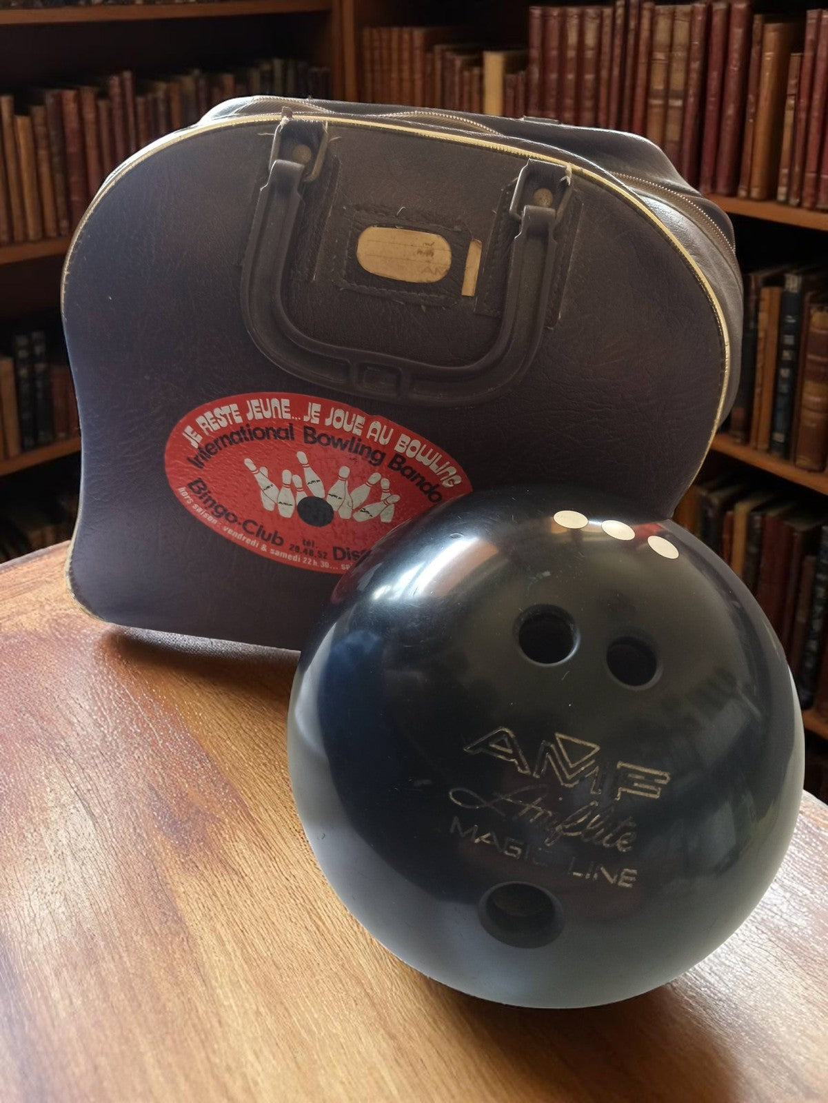 Boule de bowling vintage AMF noire avec sac cuir à restaurer collection