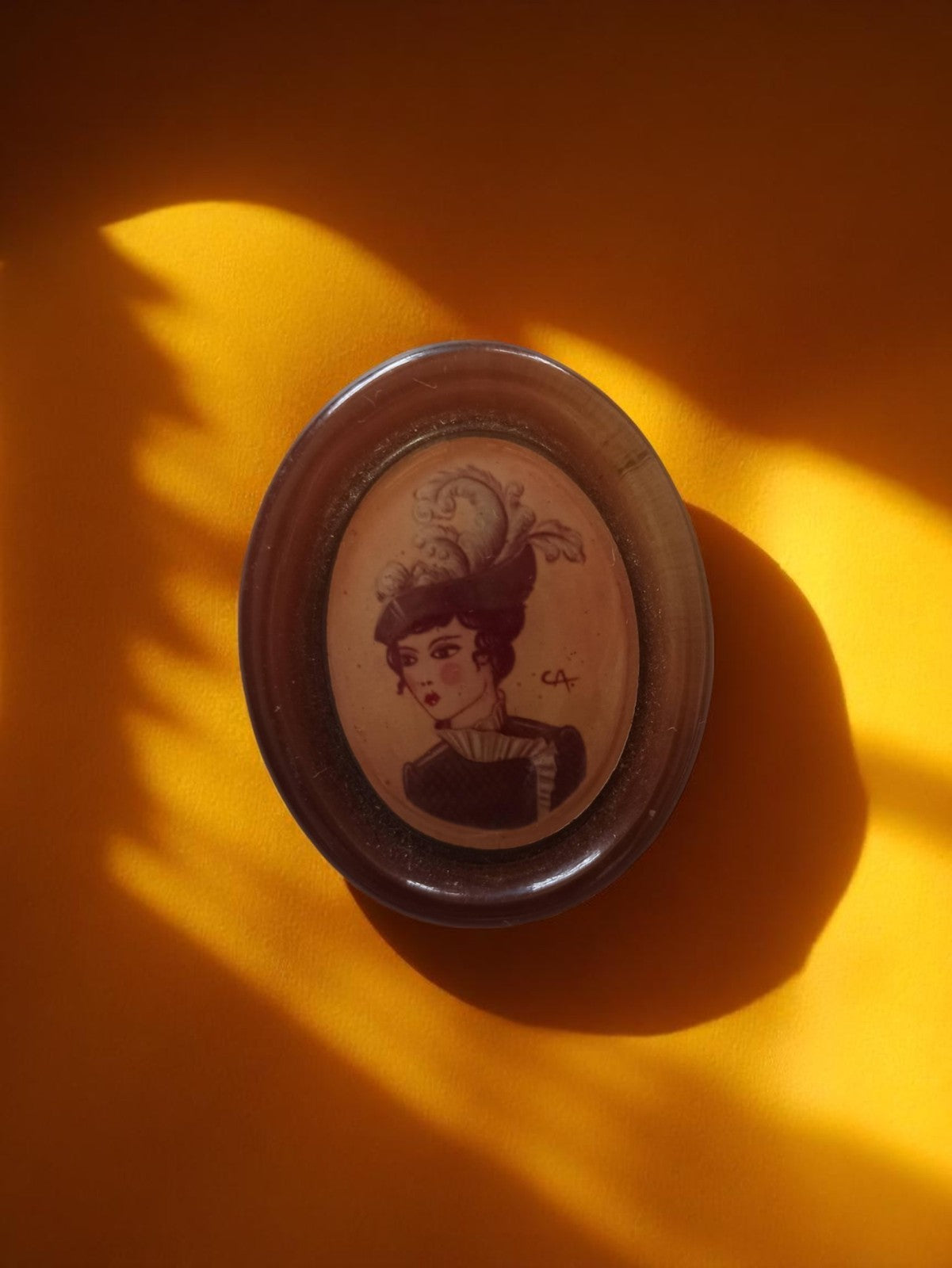 Broche vintage ovale portrait femme signée, style Art rétro, bijou fantaisie