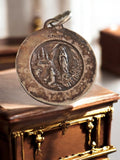Pendentif religieux ND de Lourdes en métal rond, motif relief, inscription Alpac