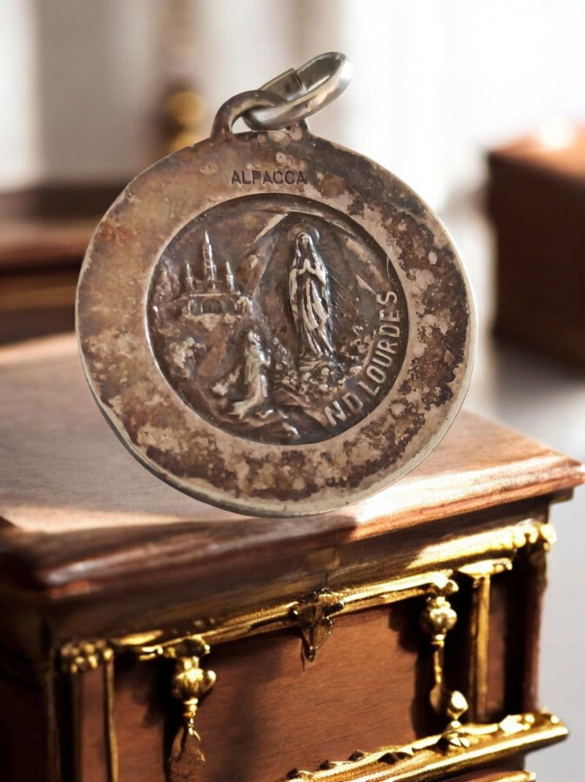 Pendentif religieux ND de Lourdes en métal rond, motif relief, inscription Alpac