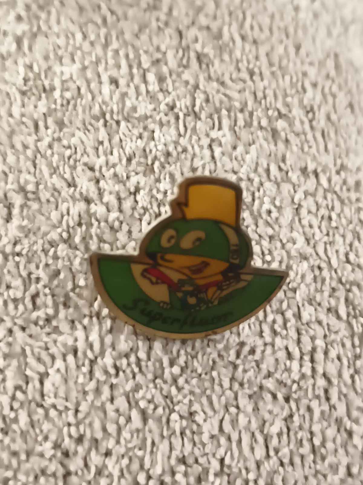 Pin's vintage Super Huître vert jaune personnage humour (Ref 6)