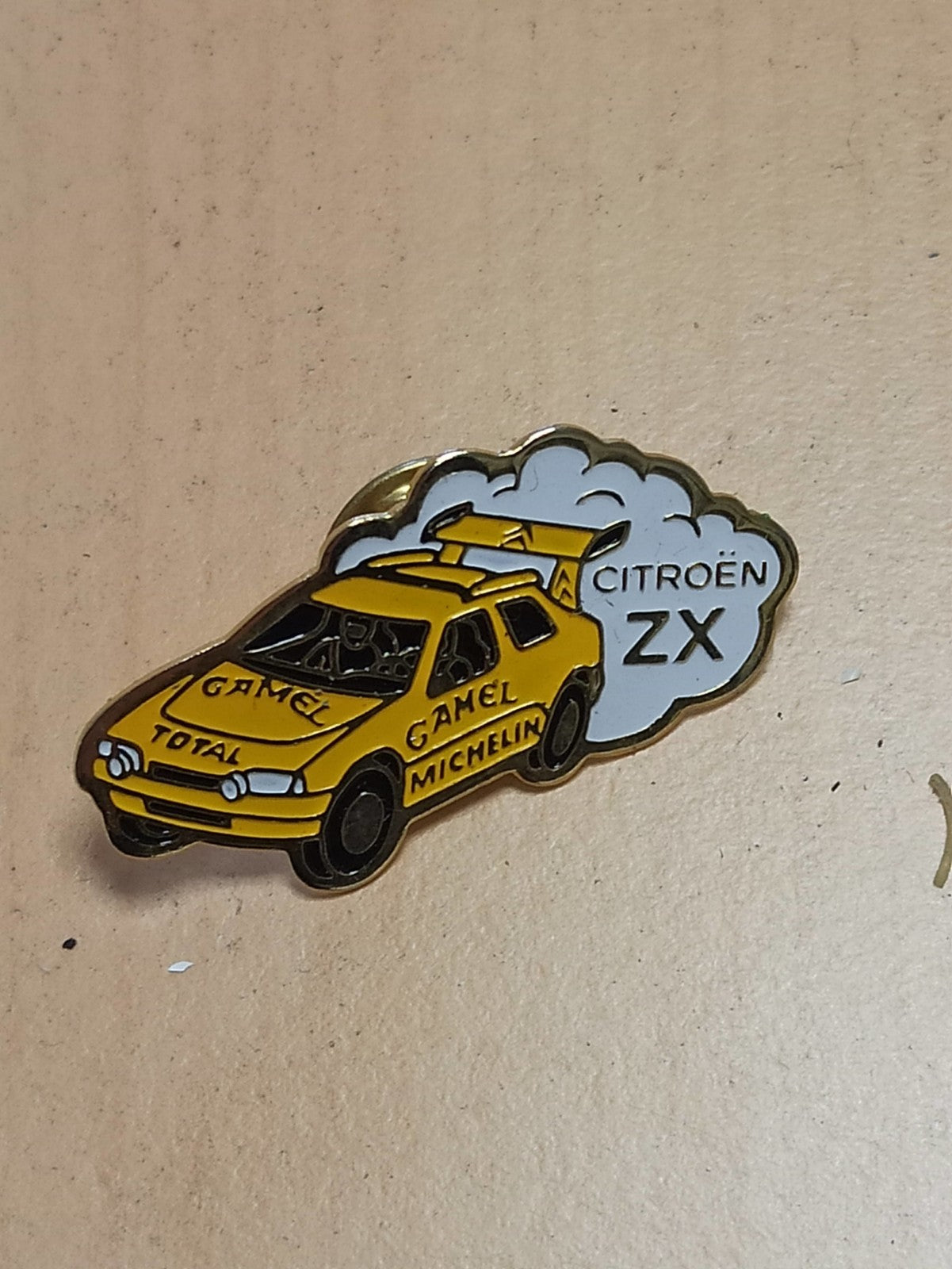 Pin's Citroën ZX Camel jaune rallye vintage ? badge auto rétro années 90