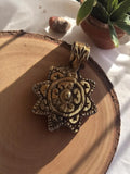 Pendentif vintage métal doré motif floral années 50, bijou ancien rétro