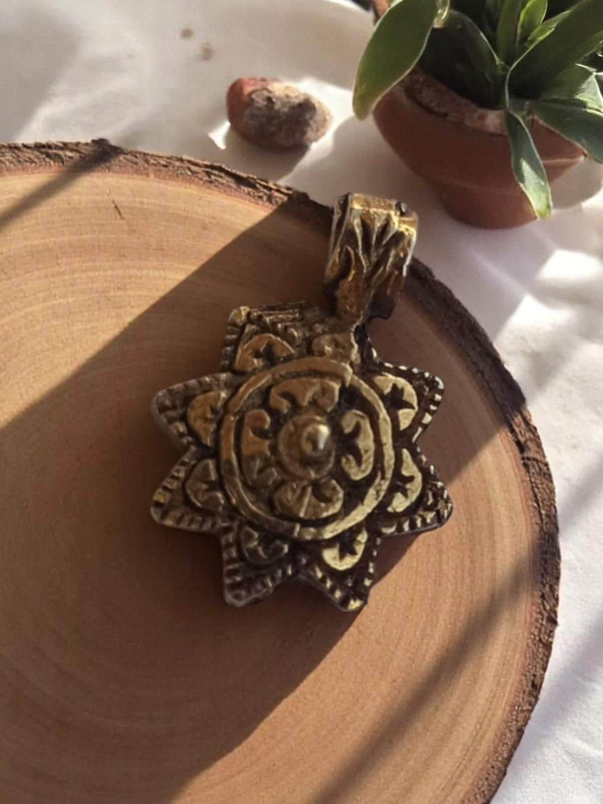Pendentif vintage métal doré motif floral années 50, bijou ancien rétro
