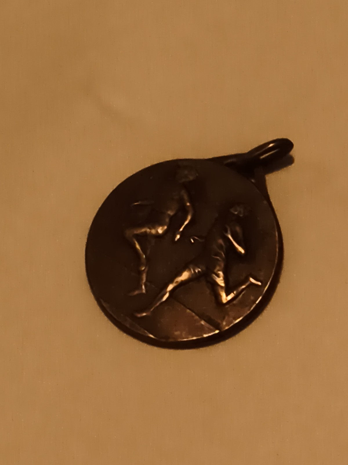 Médaille athlétisme ancienne finition bronze, deux coureurs relief sport