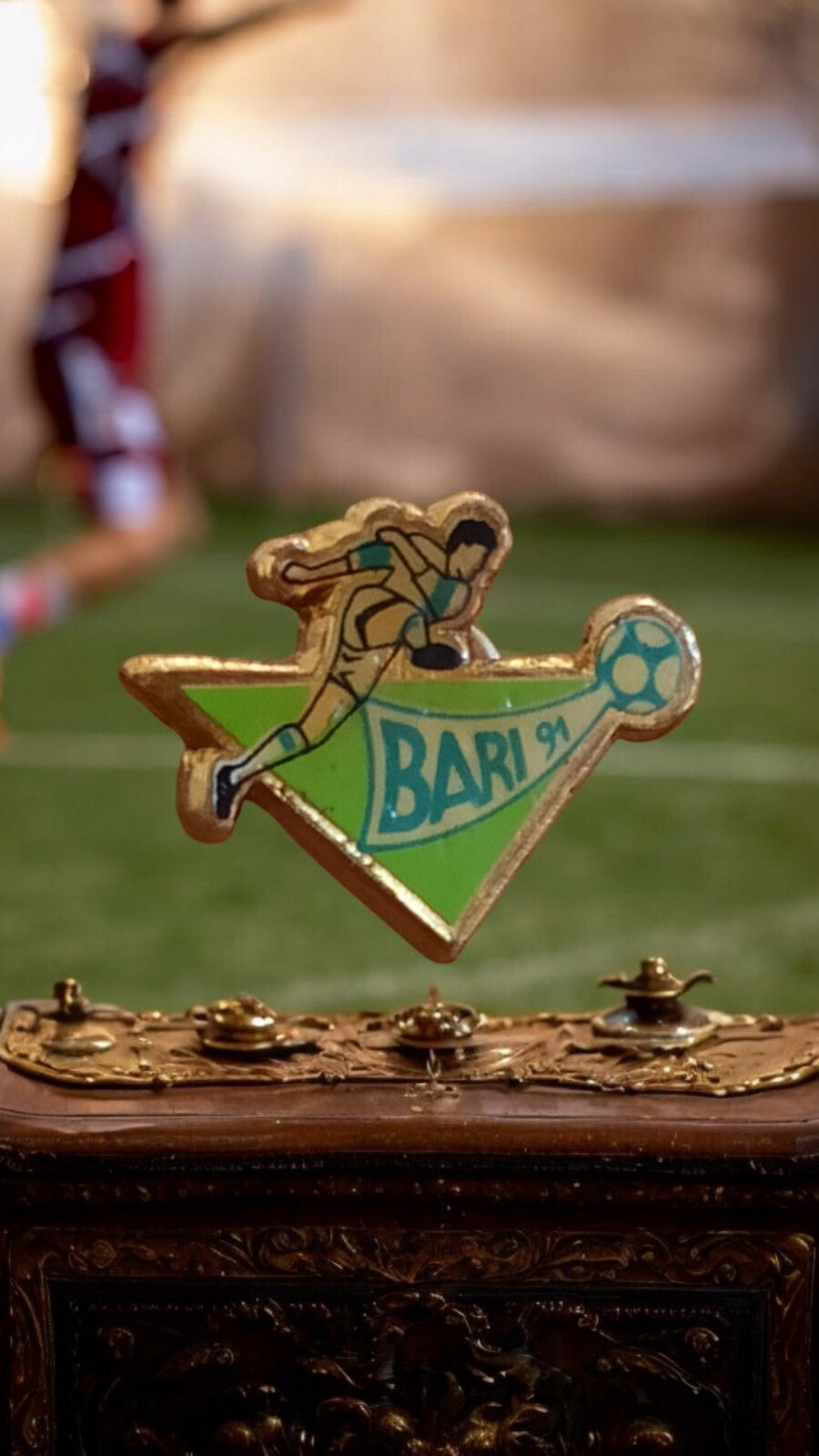Pin's vintage Bari 91 Olympique de Marseille OM football triangle