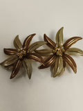 Paire boucles d’oreilles vintage fleurs métal doré et cuivré strass ancien