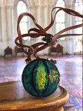 Collier pendentif vintage vert émaillé, lanières cuir, bijou fantaisie rétro