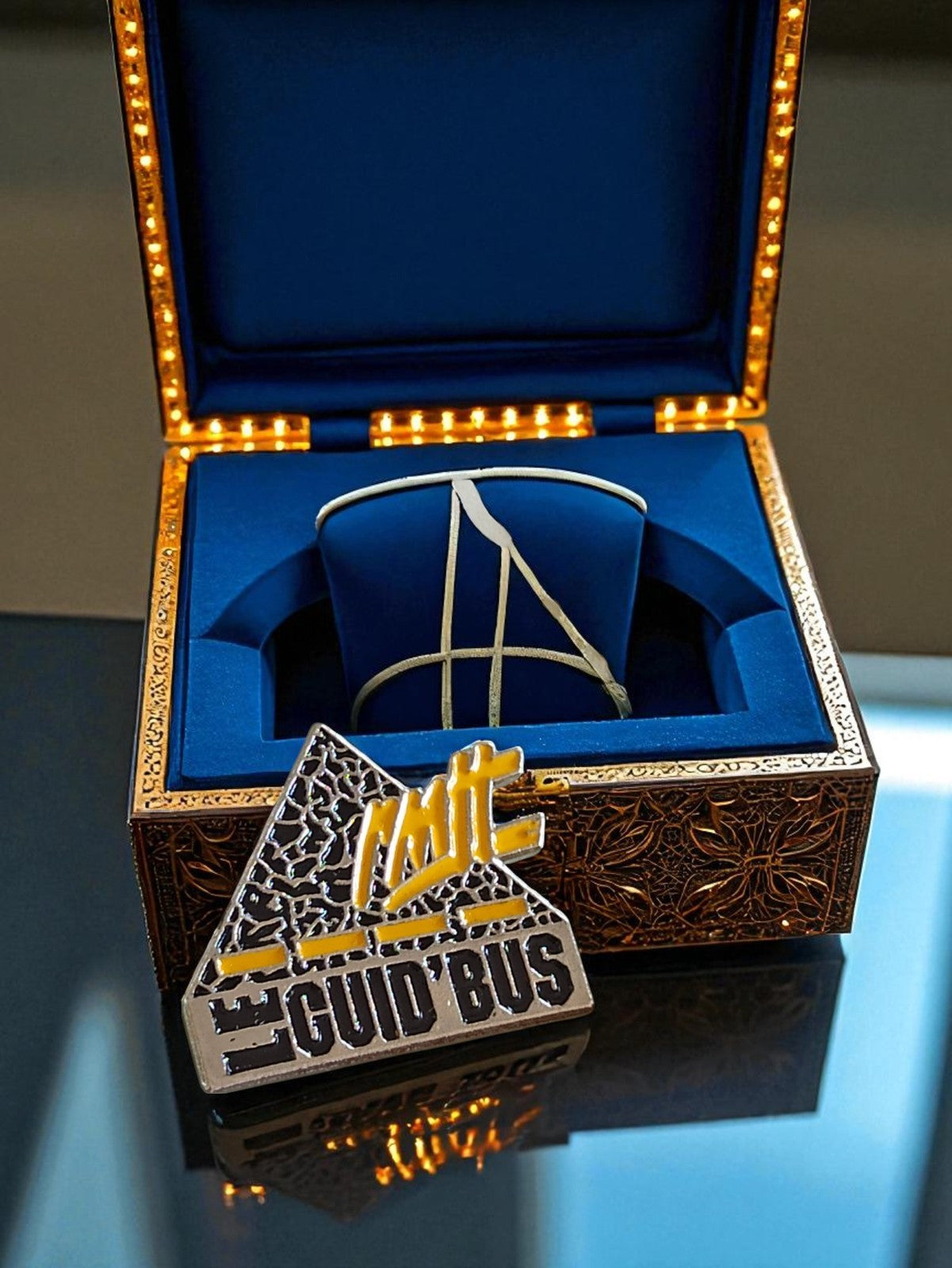 Pin's vintage émail Le Guid'Bus, triangle, lettrage jaune, accessoire rétro