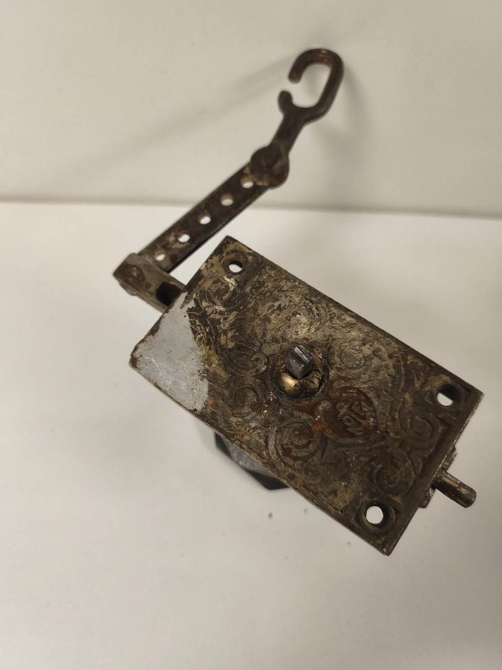 Ancienne poignée serrure de porte avec levier et crochet métal vintage