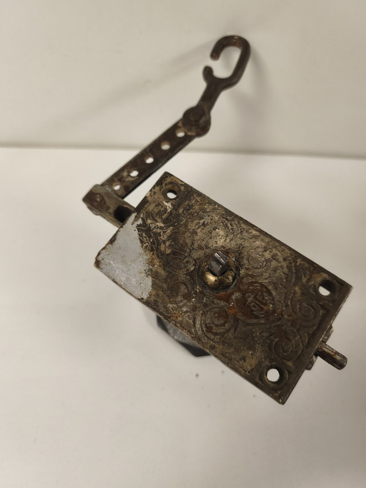 Ancienne poignée serrure de porte avec levier et crochet métal vintage
