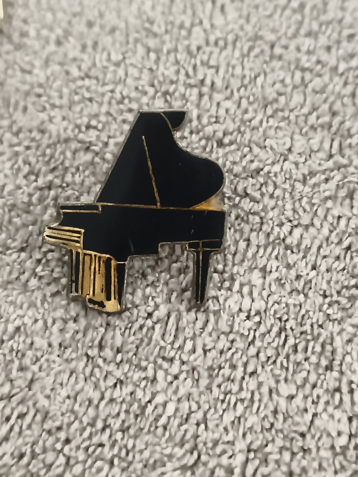 Pin's vintage piano à queue noir doré, badge musique, finition émaillée (Ref 4)