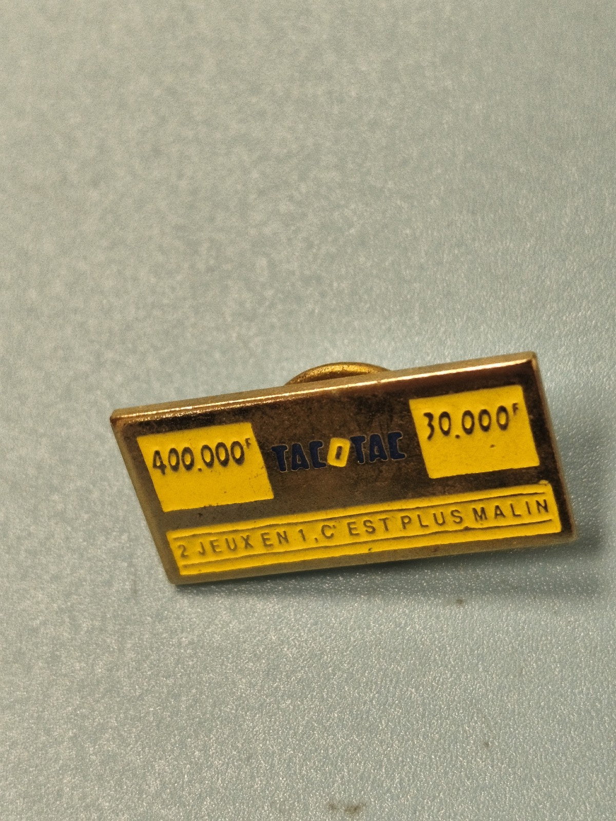 Vintage pin's Tacotac ancien, rectangulaire, jeu de loterie, jaune (Ref 2)
