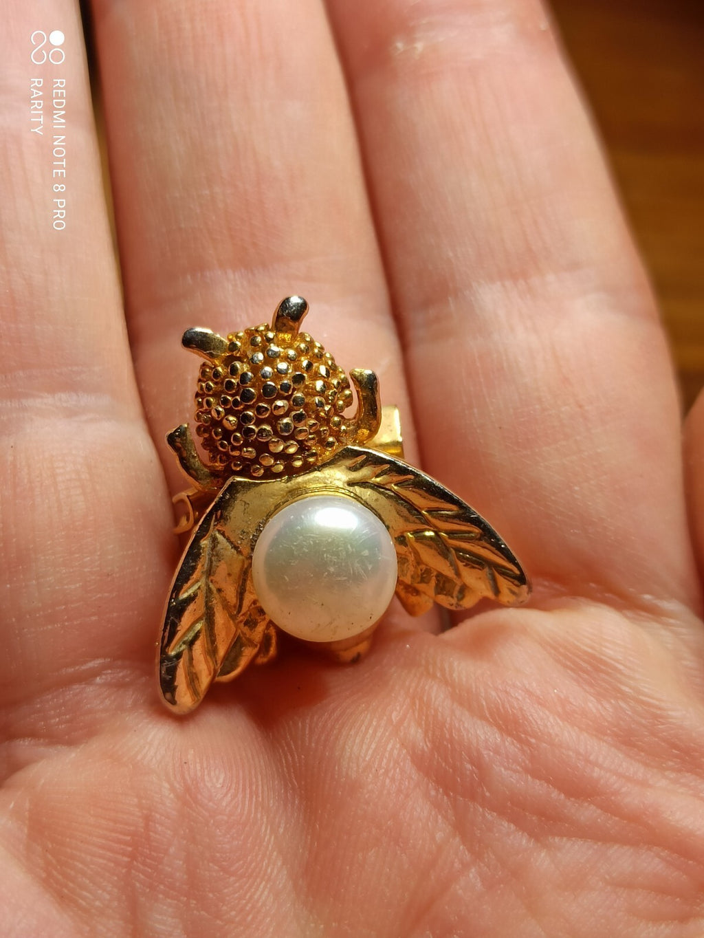 Broche abeille ancienne dorée perle style rétro bijou fantaisie vintage