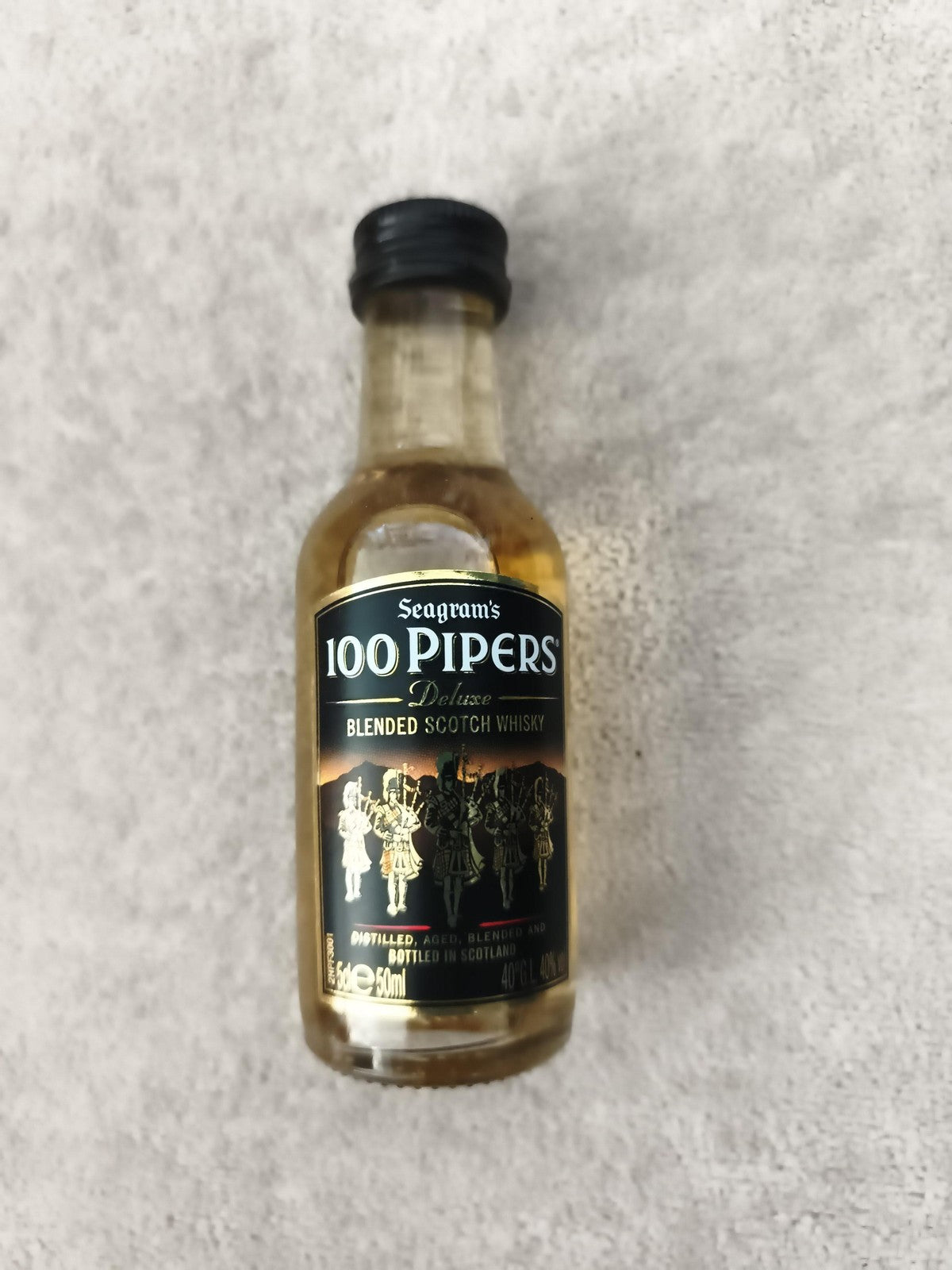 Miniature whisky Seagram's 100 Pipers écossaise 50ml bouteille partiellement rem