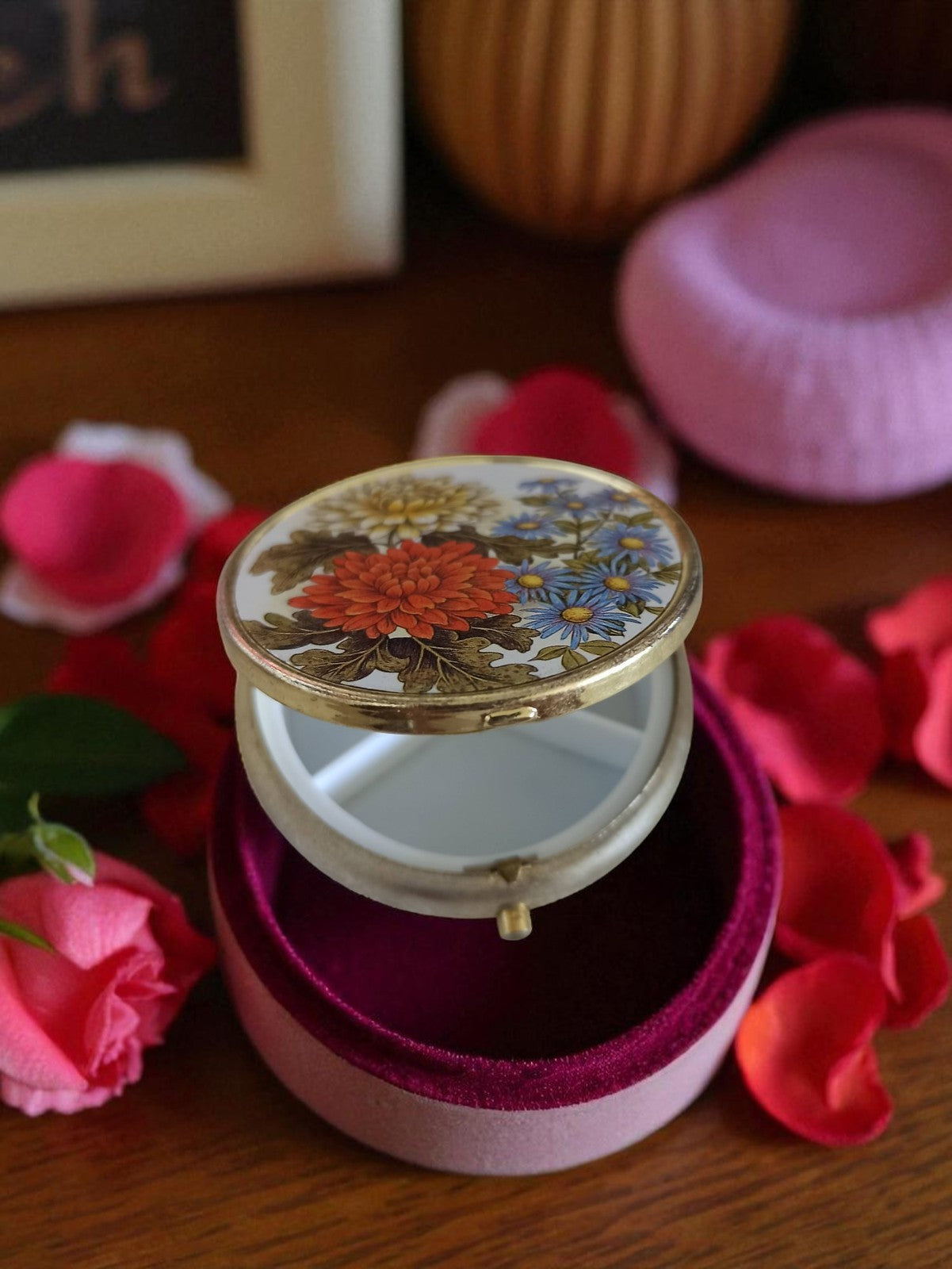 Petite boîte à bijoux vintage en métal doré fleurs émaillées, mini coffret rétro