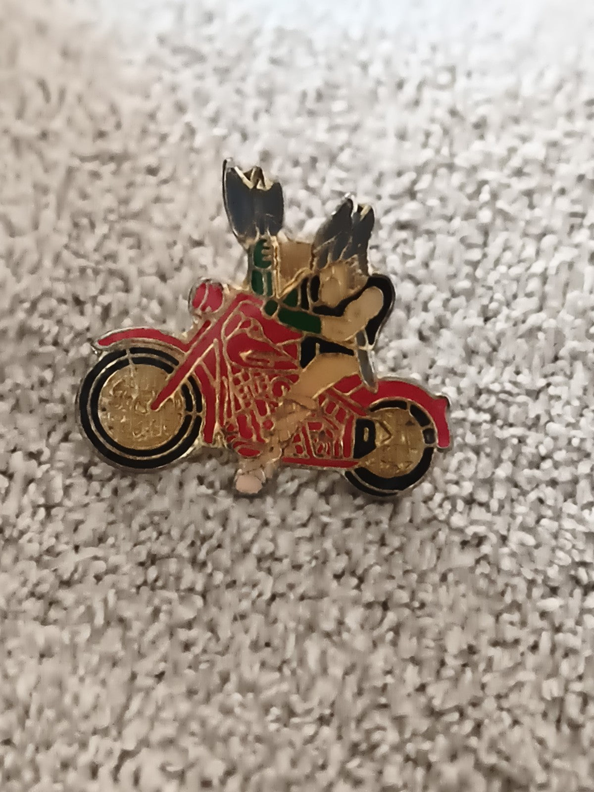 Pin’s vintage moto indien rouge doré émaillé, badge ancien biker (Ref 7)