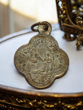 Médaille religieuse ancienne, forme trèfle, priez pour nous, aspect doré