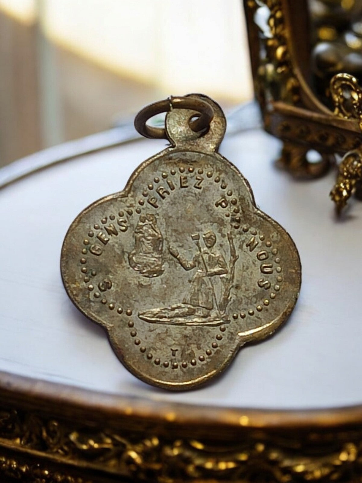 Médaille religieuse ancienne, forme trèfle, priez pour nous, aspect doré
