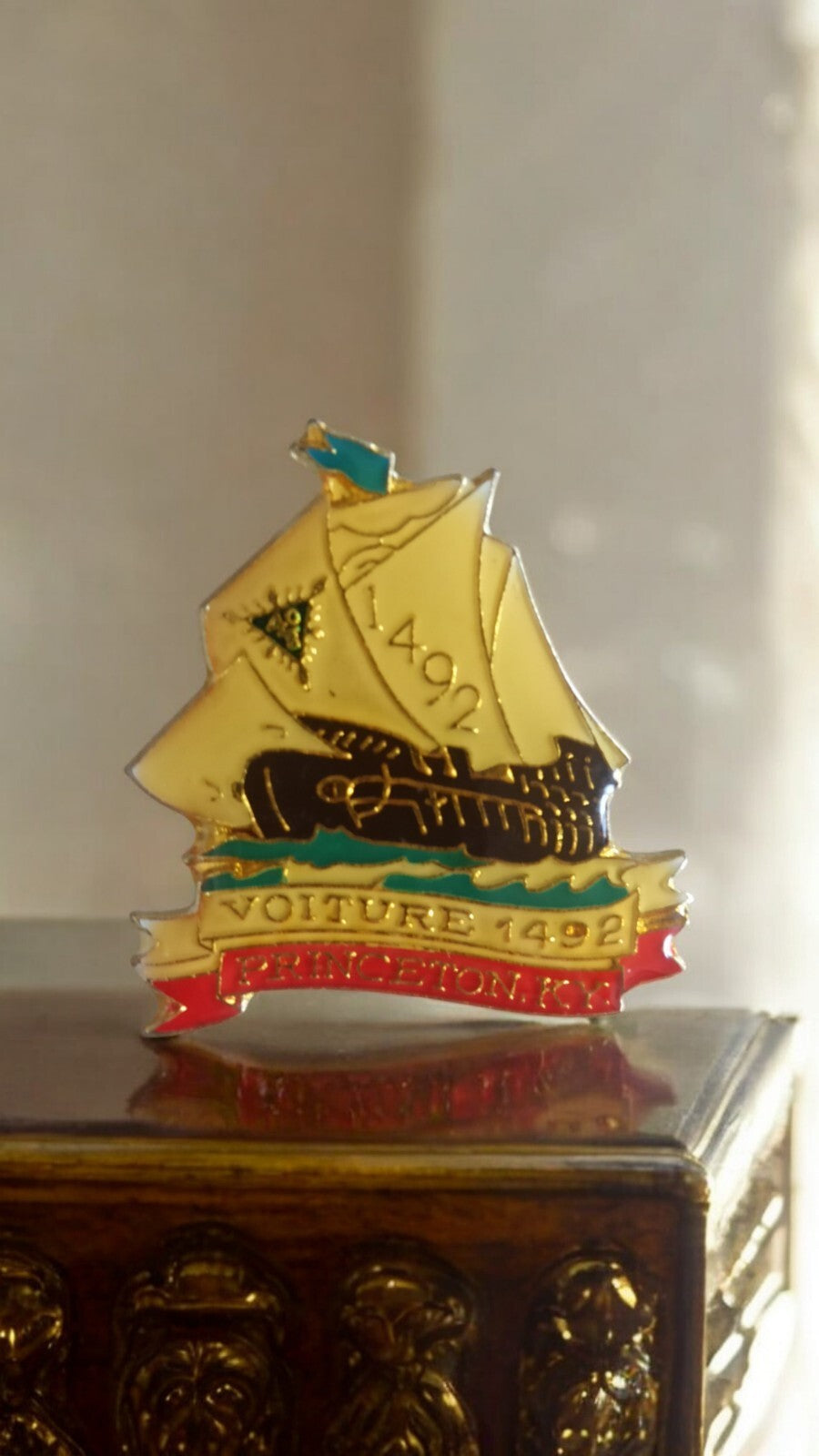 Pin's émaillé Voiture 1492 Princeton KY voilier doré vintage badge