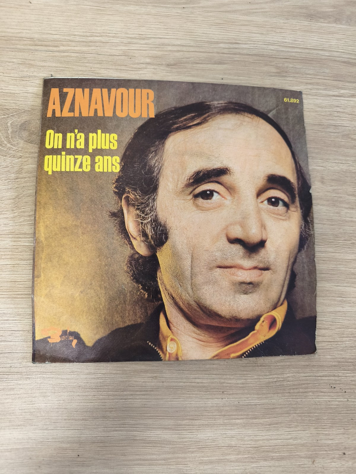 Vintage 45T Charles Aznavour On n?a plus quinze ans pochette couleur Barclay