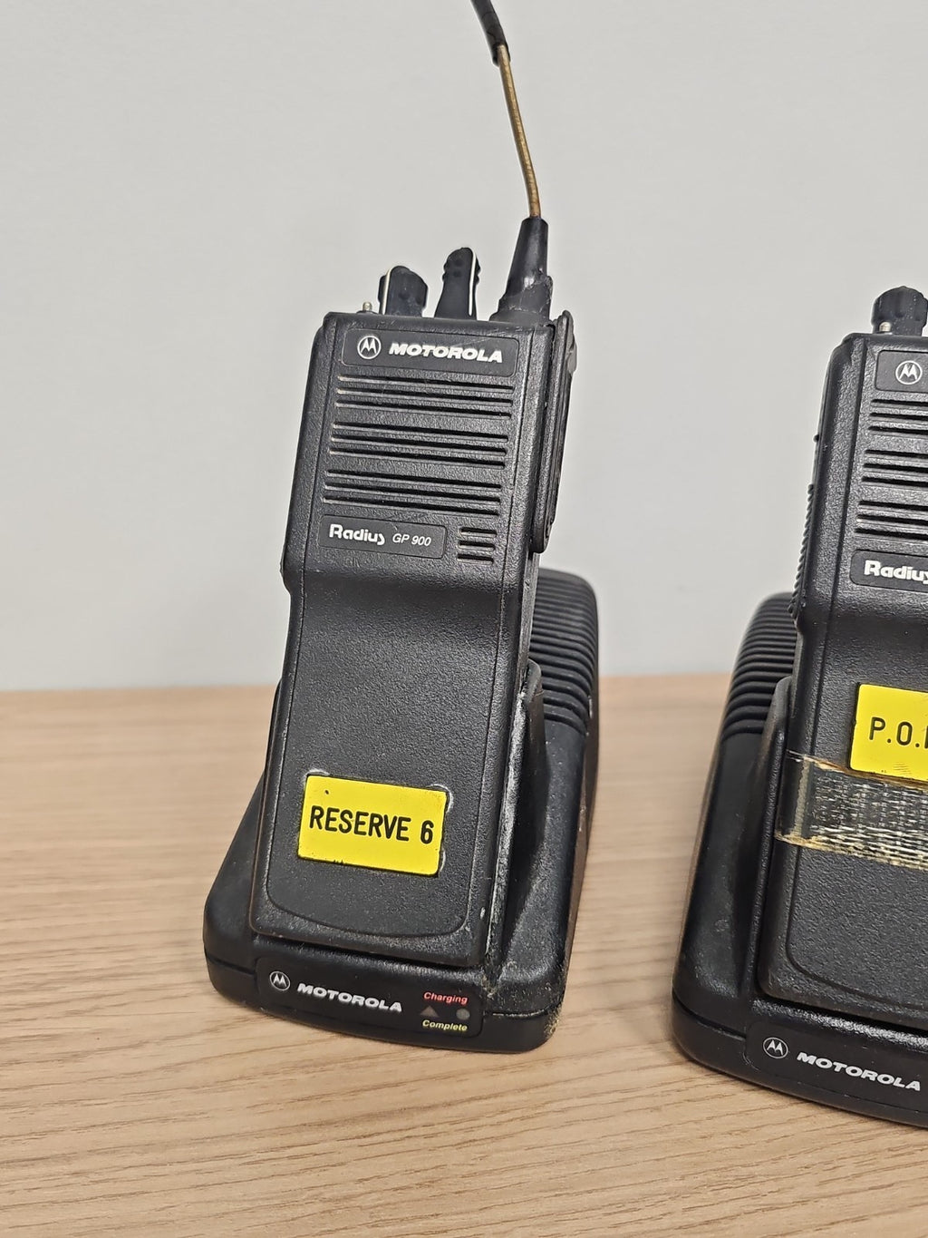 Talkie-walkie Motorola Radius GP900 avec chargeurs pour pièces détachées