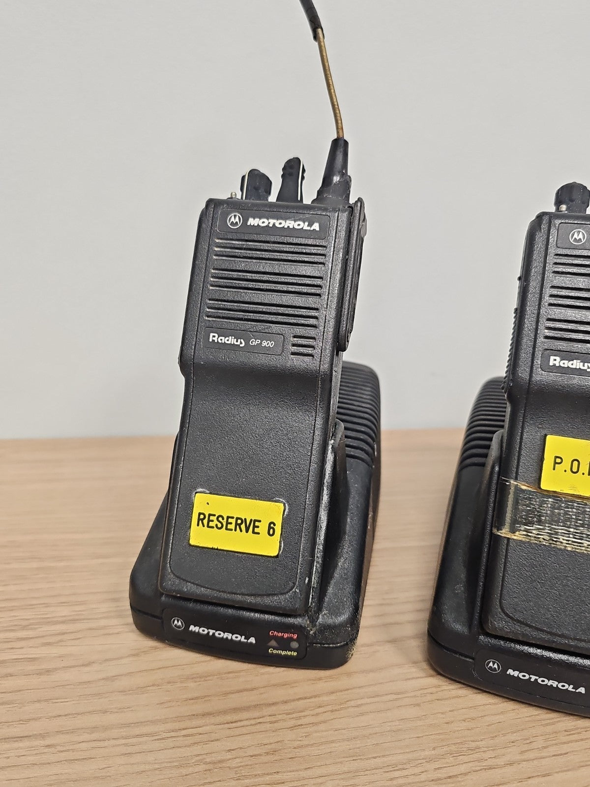 Talkie-walkie Motorola Radius GP900 avec chargeurs pour pièces détachées