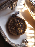 Médaille religieuse octogonale vintage, finition bronze, motif Vierge à l'Enfant