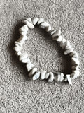Bracelet pierres naturelles blanches, éclats irréguliers, aspect marbré, élastiq
