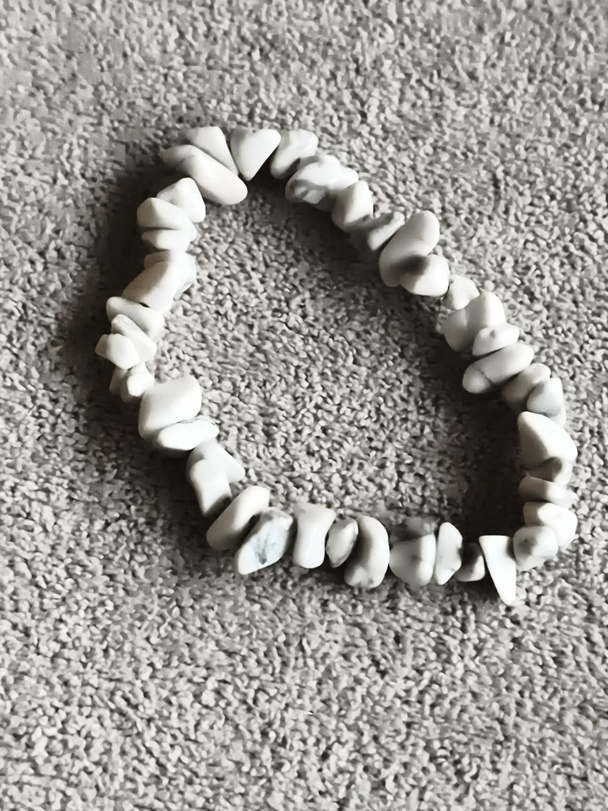 Bracelet pierres naturelles blanches, éclats irréguliers, aspect marbré, élastiq