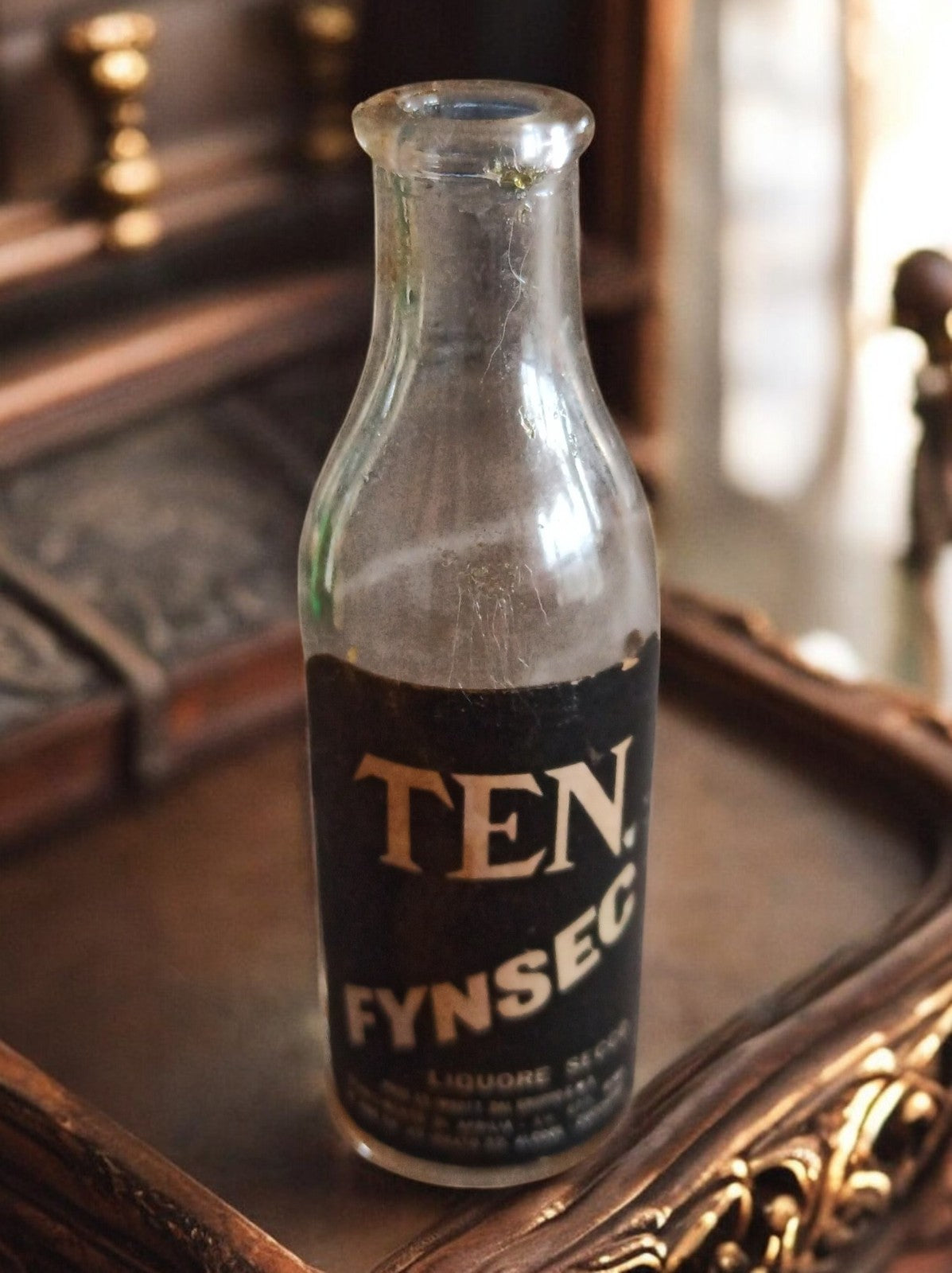 Bouteille mignonette TEN FYNSEC vintage, étiquette noire, alcool ancien déco