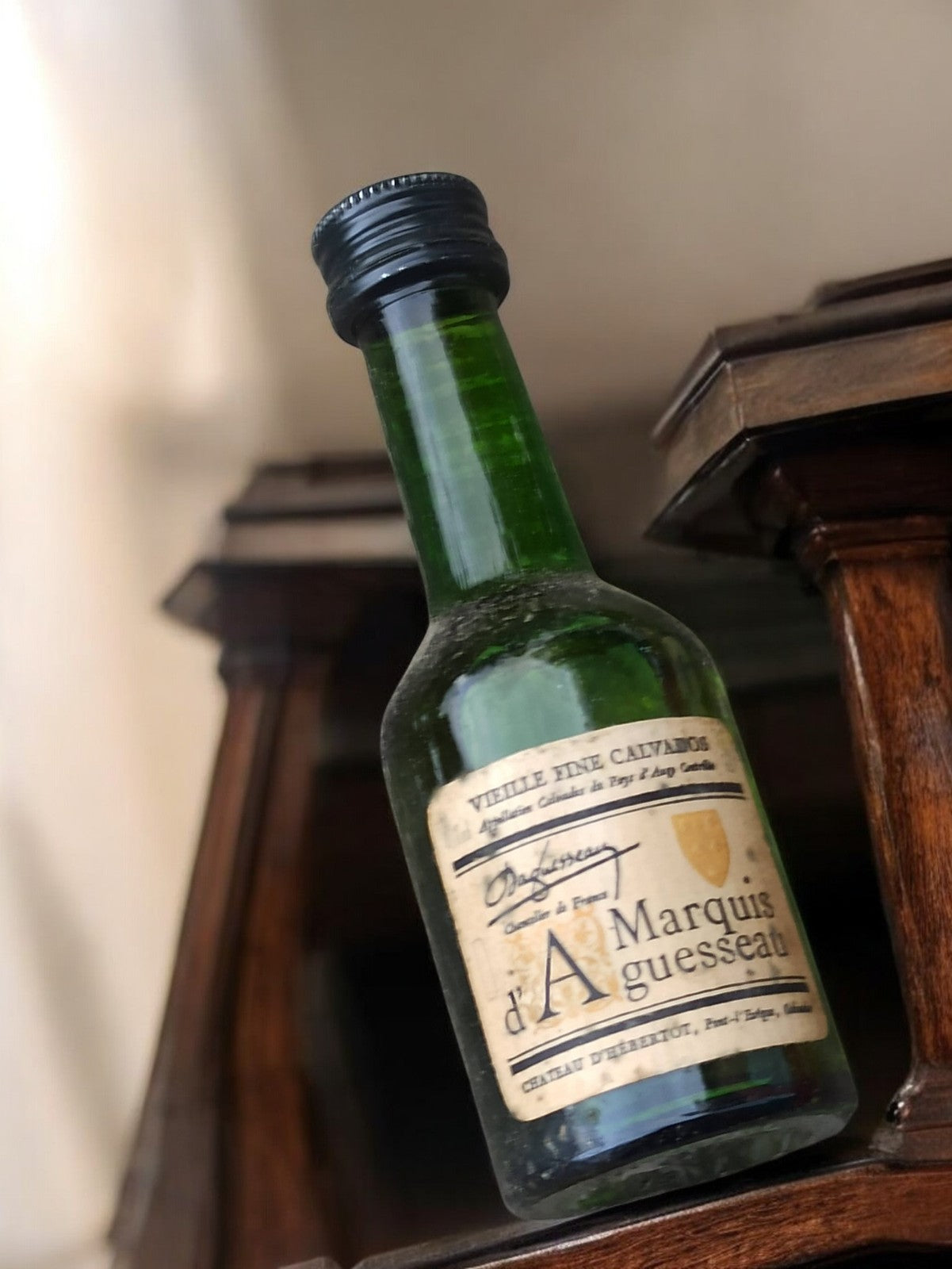 Mini bouteille Marquis d’Aguesseau ancienne, mignonette vintage alcool vert