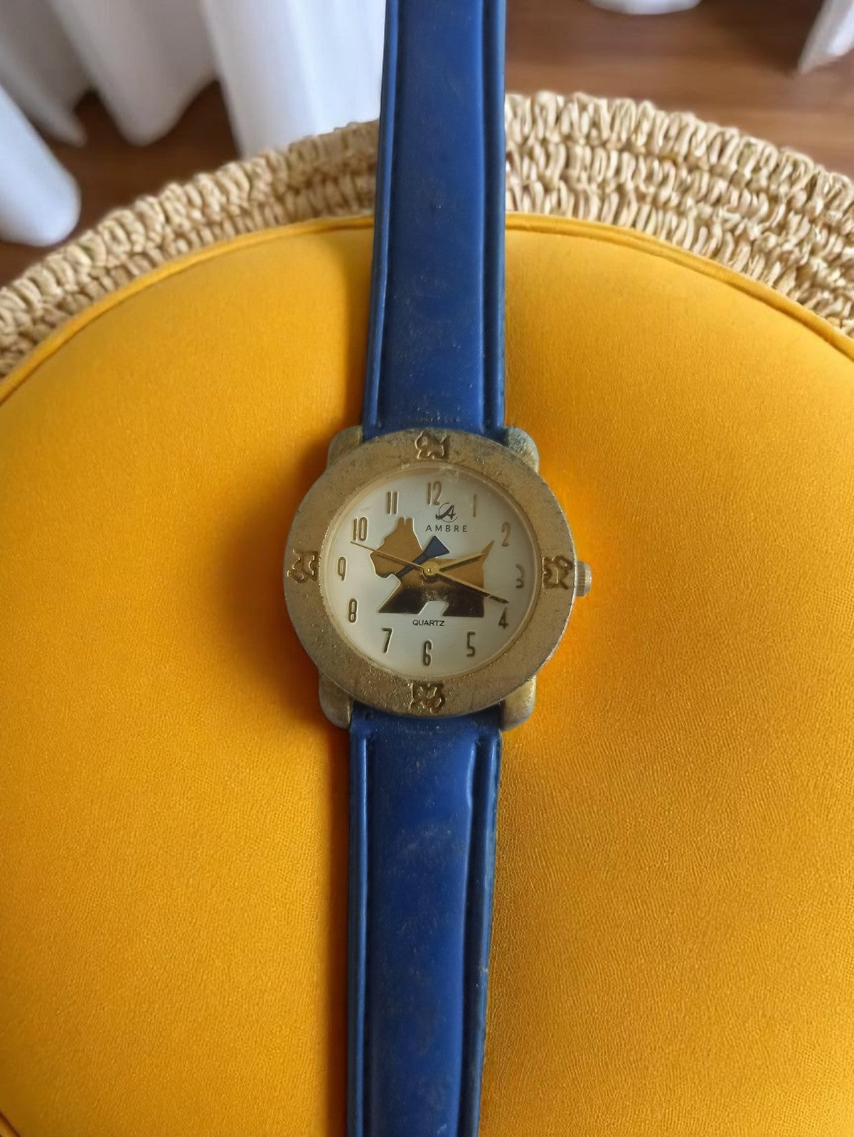 Montre vintage femme Ambre quartz cadran doré bracelet bleu rétro