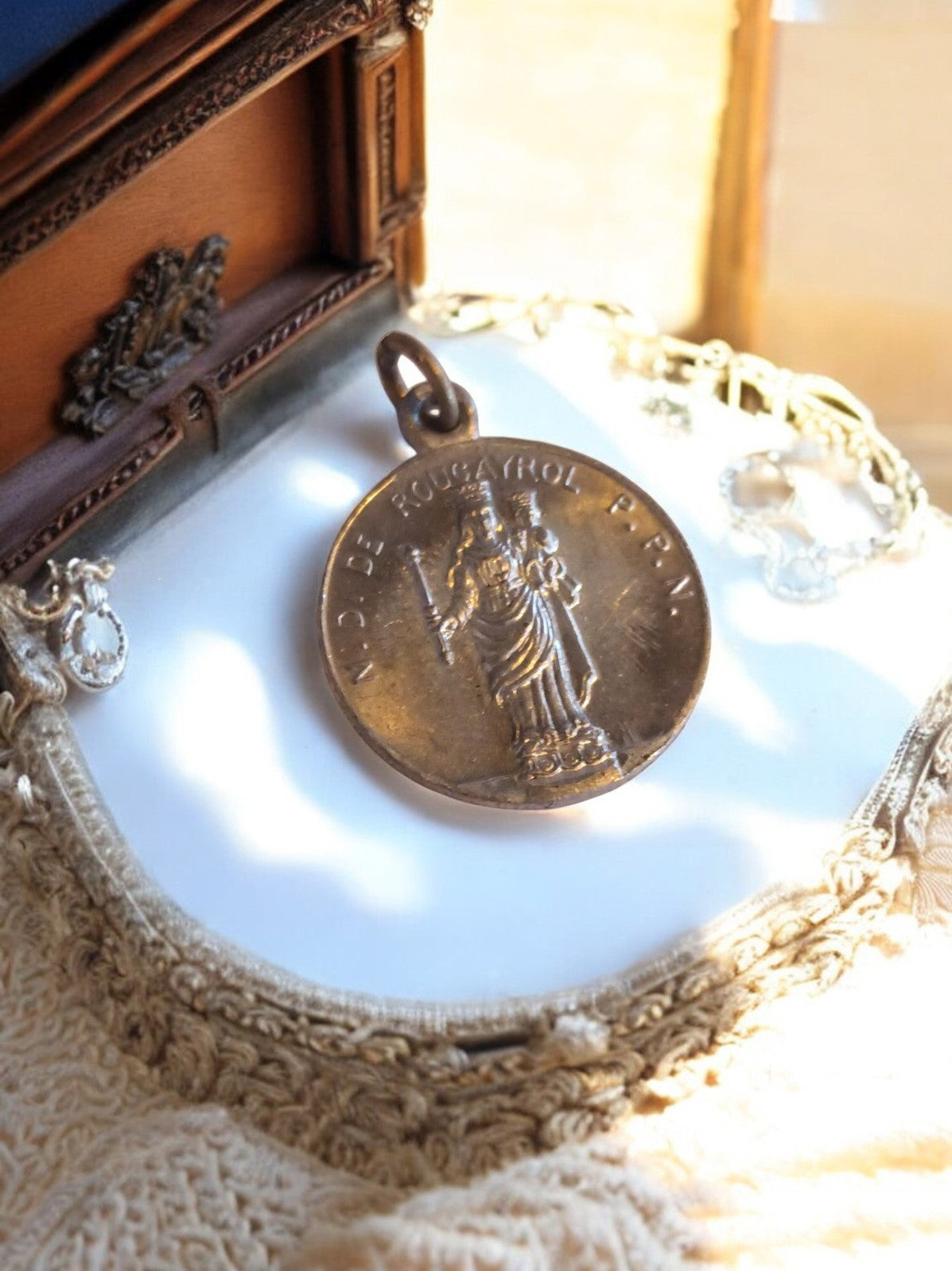 Médaille religieuse vintage N.D. de Rougariol P.P.N. finition bronze ancien