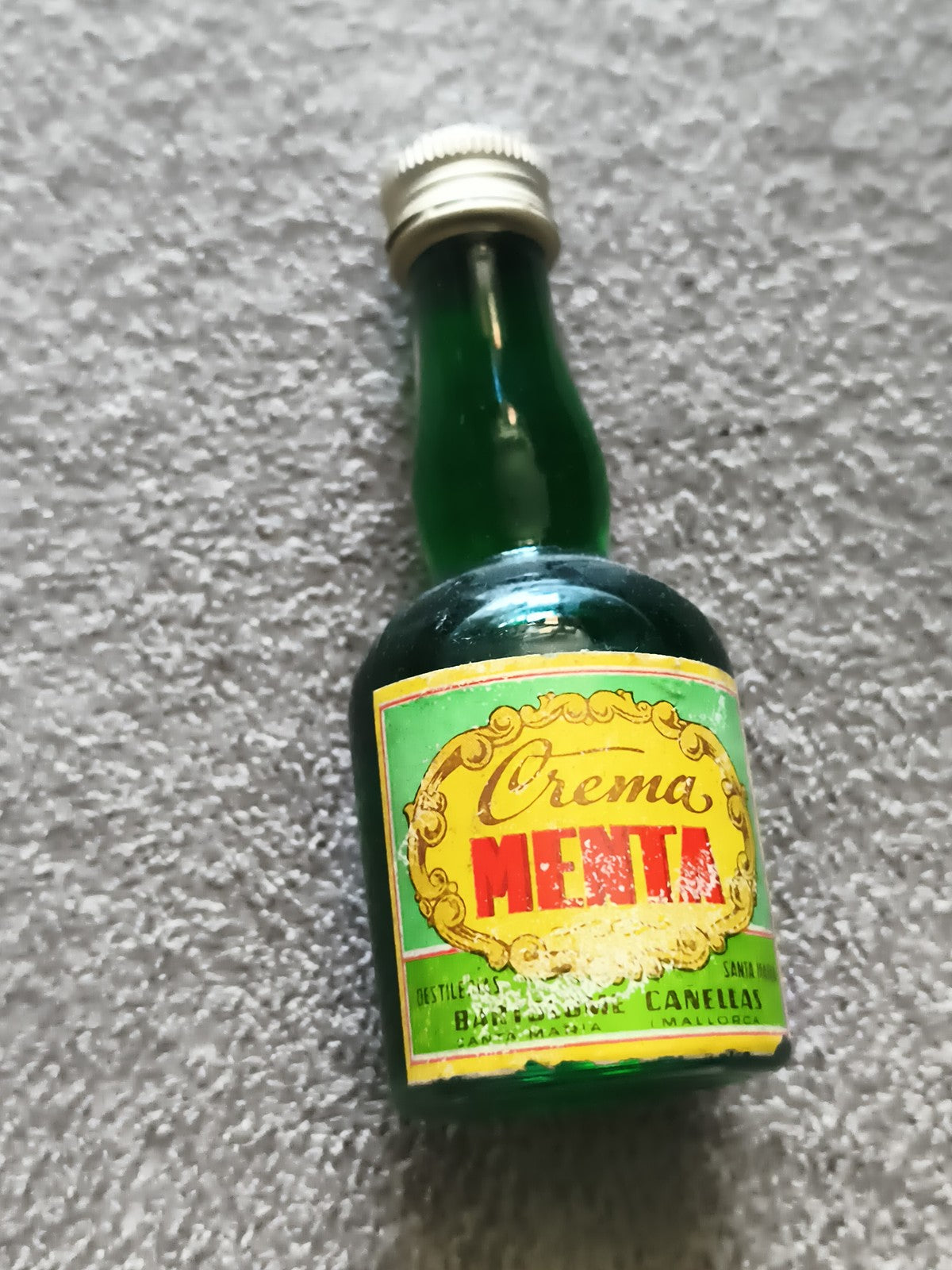 Mignonnette vintage Crema Menta verte partiellement pleine, étiquette Espagne